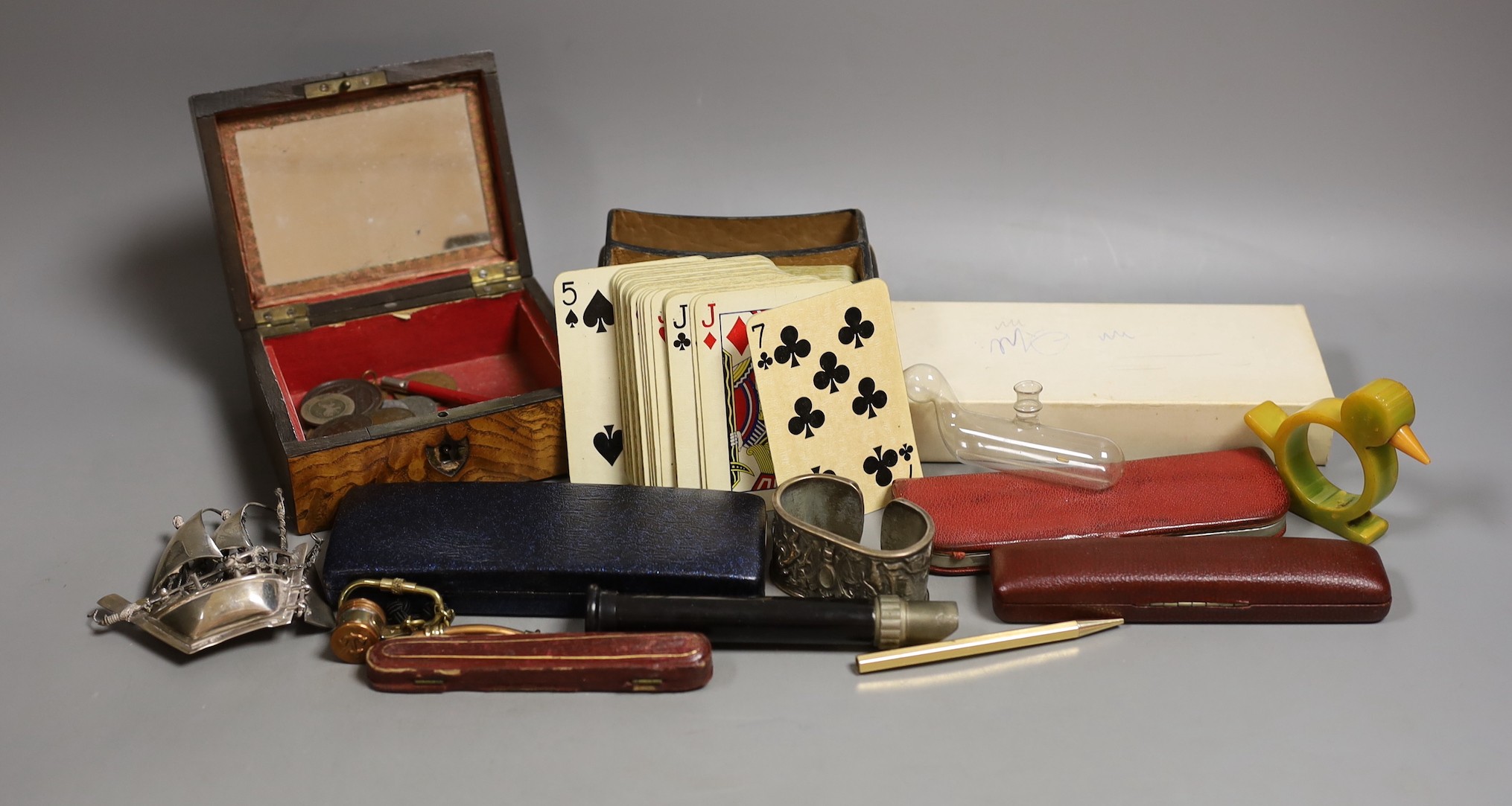 Assorted vintage fountain pens, Yard O Led pencils and sundry collectables